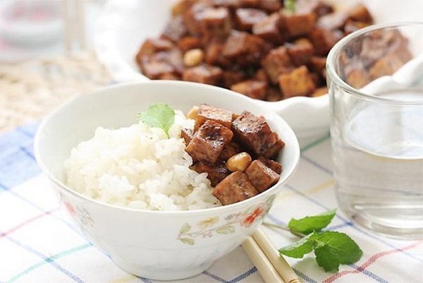 Giải mã ý nghĩa chi tiết của giấc mơ ăn cơm