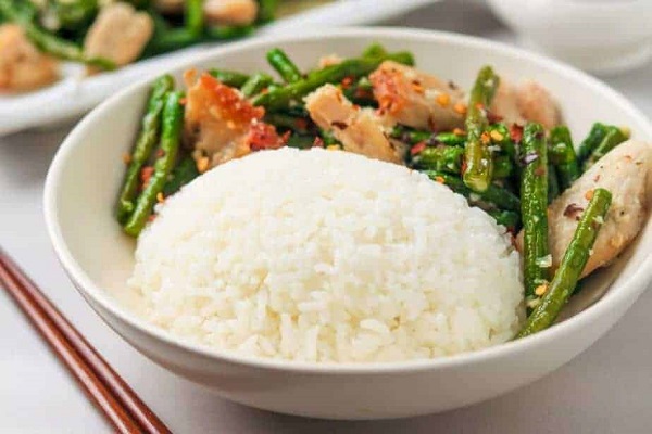 Mơ thấy mình ăn cơm cùng với người khác