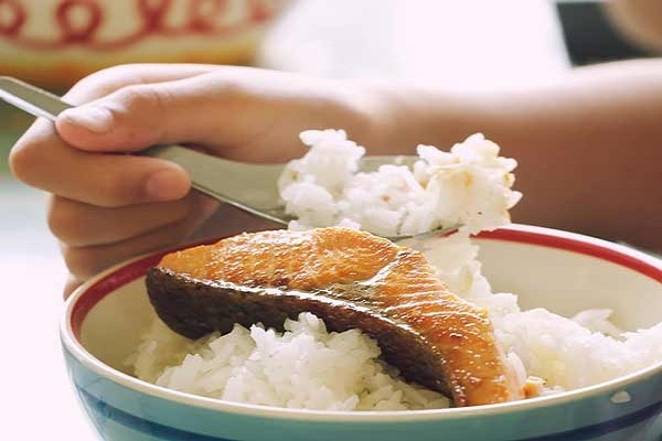 Nằm ngủ mơ thấy bản thân ăn cơm cùng với cá